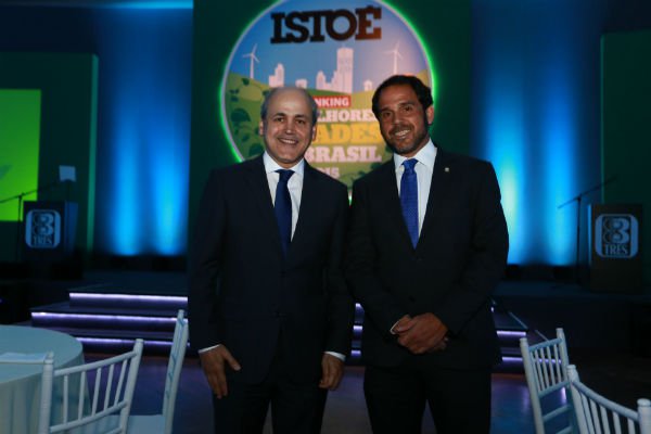 O prefeito de Curitiba, Gustavo Fruet (esq) e o presidente-executivo da Editora Três, Caco Azulgaray 